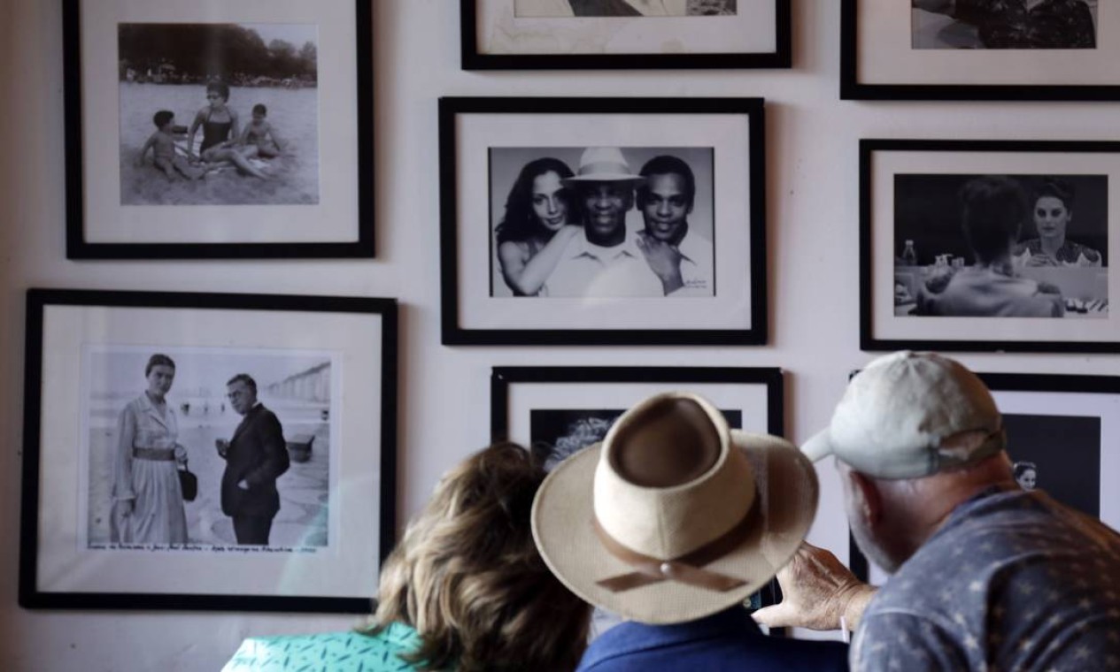 Clarice era habituée do restaurante La Fiorentina, no Leme, aonde ia com amigas como Olga Borelli e Nélida Piñón. No alto, à esquerda, uma foto dela ao lado dos filhos. Foto: Gustavo Miranda / Agência O Globo