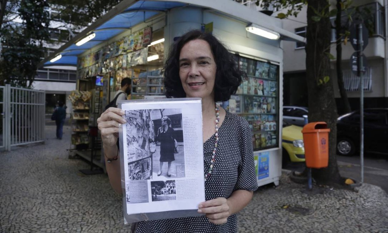 A professora e biógrafa Teresa Montero exibe um registro de Clarice em frente a uma das três bancas do bairro que a escritora frequentava, na esquina da Aurelino Leal com a Gustavo Sampaio. Foto: Agência O Globo