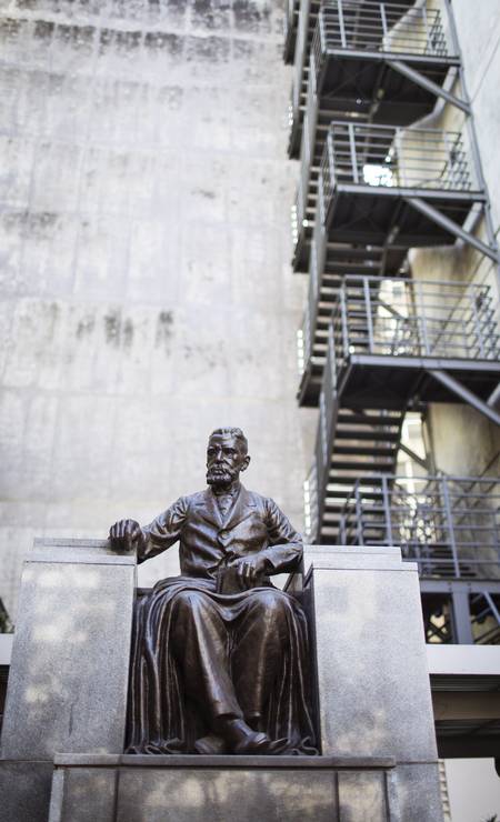 Fundador da Academia Brasileira de Letras, Machado de Assis tem uma estátua em sua homenagem em frente à sede da ABL, no Centro. Foto: Fernando Lemos / Agência O Globo