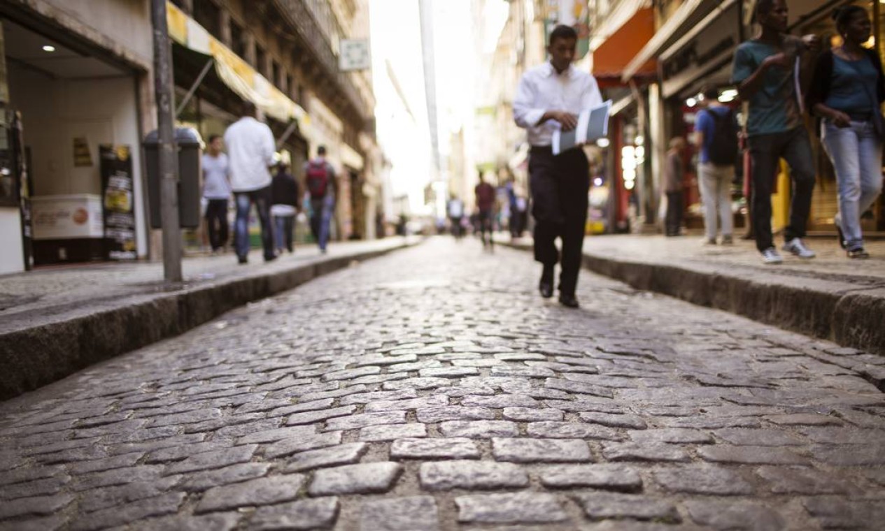 Em "Memórias póstumas de Brás Cubas", o anti-herói do livro conta que foi à rua dos Ourives (atual Miguel Couto) para comprar um mimo para sua pretendente, Marcela. Hoje há apenas comércio popular e lojas de bijuterias. Foto: Fernando Lemos / Agência O Globo