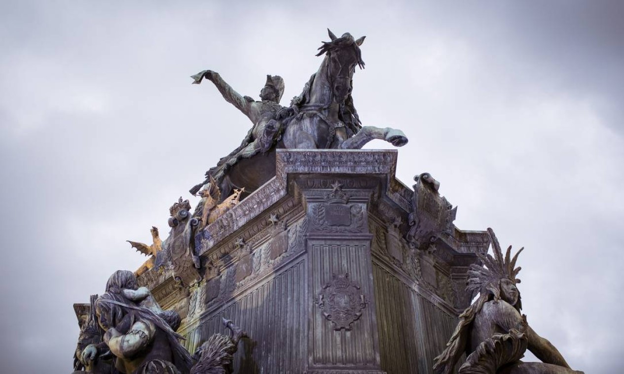 A estátua de Dom Pedro I, na Praça Tiradentes, era detestada tanto por Machado quanto por João do Rio, que escreveu: "Lá, Pedro I, trepado num belo cavalo e com um belo gesto, mostra aos povos a carta da independência, fingindo dar um grito que nunca deu." Foto: Fernando Lemos / Agência O Globo