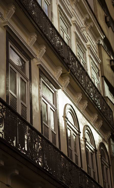 Flâneur da então capital federal, João do Rio escreveu que "flanar é ser vagabundo e refletir, é ser basbaque e comentar, ter o vírus da observação ligado ao da vadiagem.” Na foto, os sobrados da rua Uruguaiana. Foto: Fernando Lemos / Agência O Globo