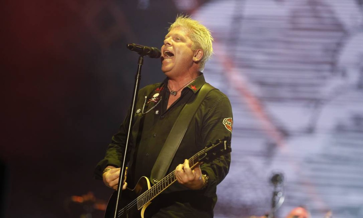 O Offspring começou seu show no palco mundo enfileirando hits: 'You're gonna go far, kid', 'All i want' e 'Come out and play' Foto: Bárbara Lopes / Agência O Globo