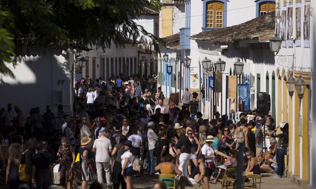 Movimento na cidade na manhã do quarto dia da Festa Literária de Paraty Foto: Márcia Foletto / Agência O Globo