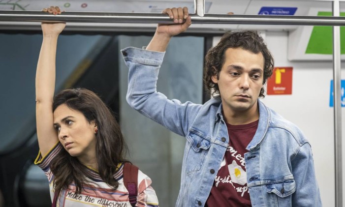 Enzo (Eduardo Sterblitch) e Rita (Tatá Werneck) são os protagonistas de 'Shippados' Foto: PAULO BELOTE / Divulgação