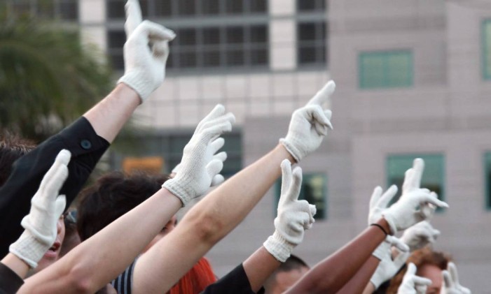 Fãs prestam homenagem a Michael Jackson, em enterro do cantor Foto: Reed Saxon / AP