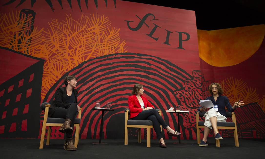 SC Paraty (RJ) 11/07/2019 - FLIP. Mesa 5 - Kristen Roupenian (cabelos curtos) e Sheila Heti (casaco vermelho). Foto: Leo Martins / Agencia O Globo Foto: Leo Martins / Agência O Globo