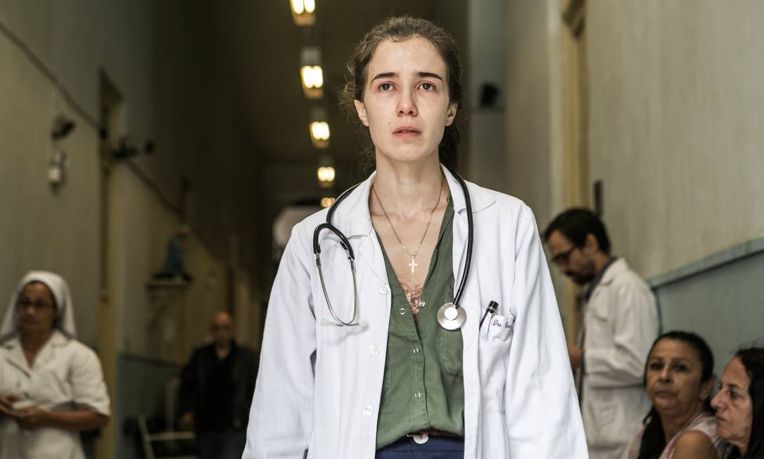 Marjorie Estiano como a médica Carolina em 'Sob pressão', série da TV Globo Foto: Raquel Cunha / Globo