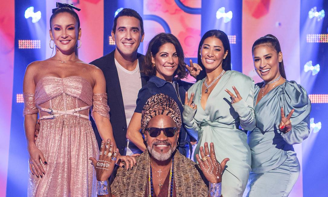 O time de jurados e apresentadores do 'The voice kids': André Marques, Simone & Simaria, Carlinhos Brown, Claudia Leitte e Thalita Rebouças Foto: Artur Meninea / TV Globo/Divulgação