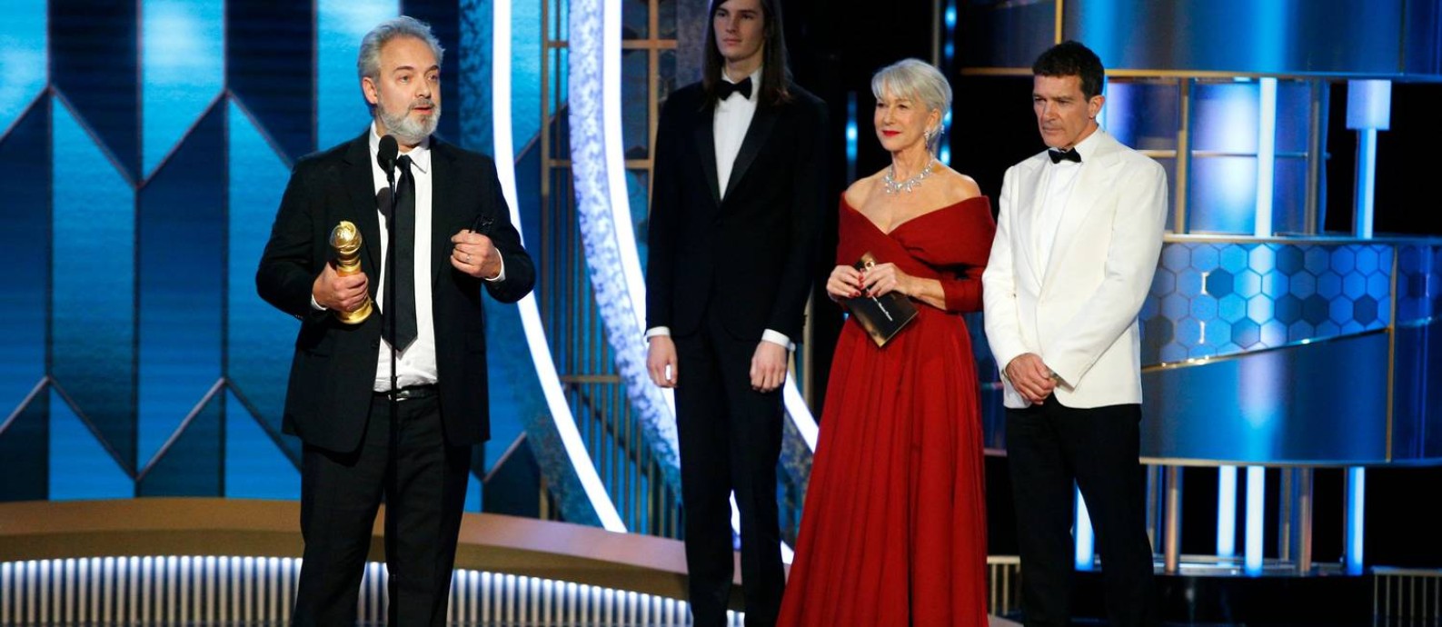 Sam Mendes, premiado pela direção do filme 1917, segura seu troféu ao lado da atriz Helen Mirren. Ele ainda faturou melhor filme de drama, desbancando duas vezes Scorsese Foto: REUTERS