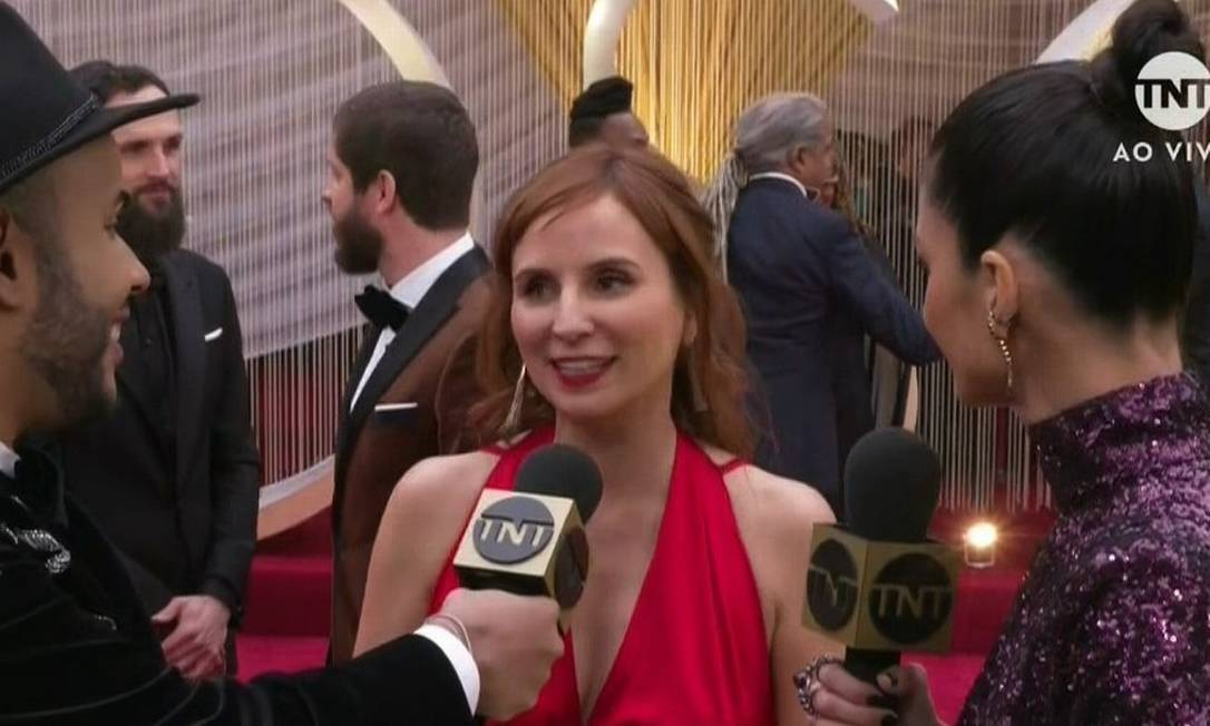 Petra Costa conversa com Hugo Gloss e Carol Ribeiro no tapete vermelho do Oscar 2020 Foto: Reprodução/TNT