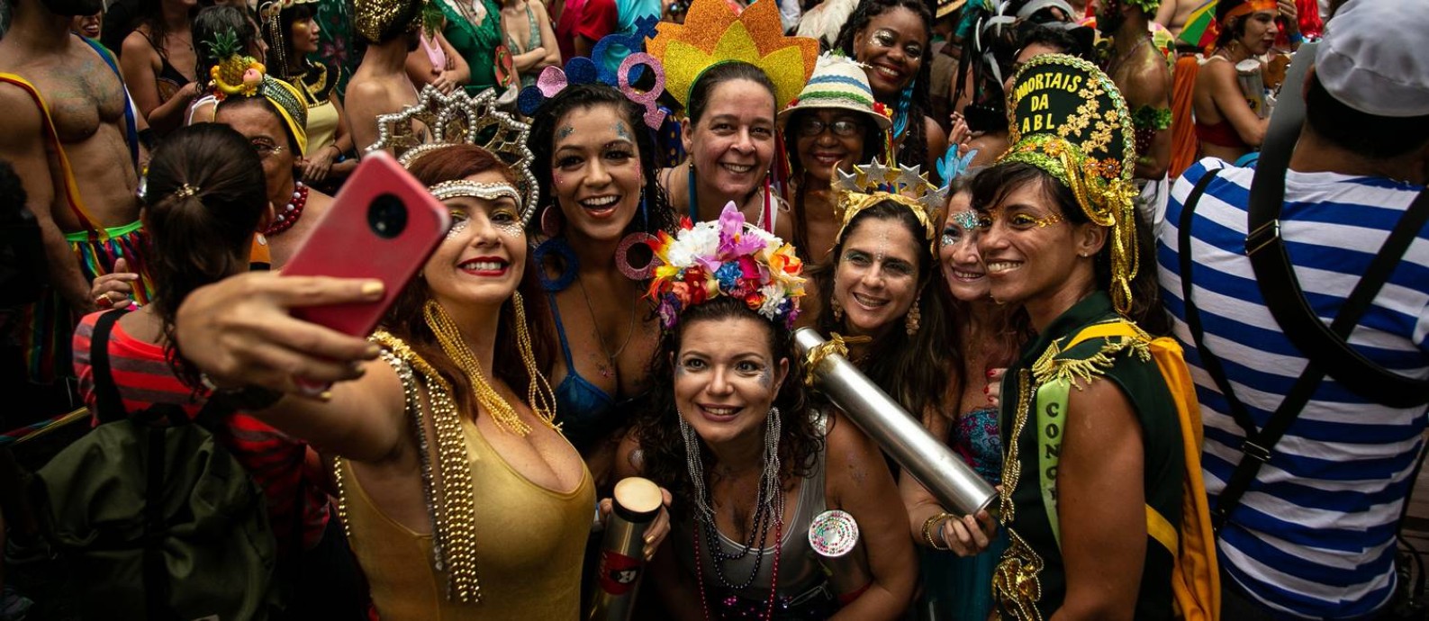 Foliões fazem pose no bloco Céu na Terra, em Santa Teresa, em 2019 Foto: Brenno Carvalho