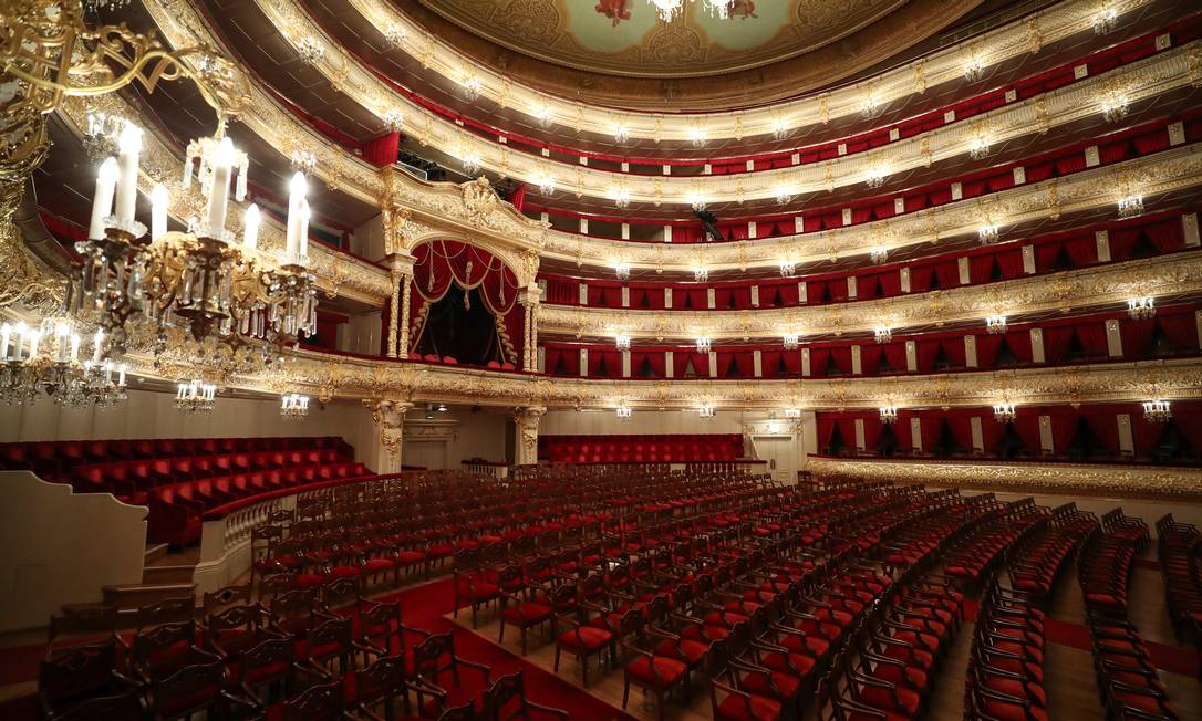 Vazio durante seu fechamento em meio à pandemia, Teatro Bolshoi de Moscou vem transmitindo performances on-line Foto: EVGENIA NOVOZHENINA / REUTERS