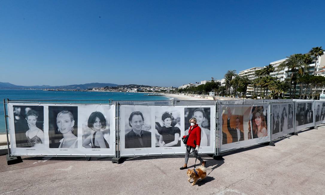 Painel na Croisette, em Cannes: festival francês, que ocorreria em maio, se junta a outras mostras em evento on-line Foto: Eric Gaillard / Reuters
