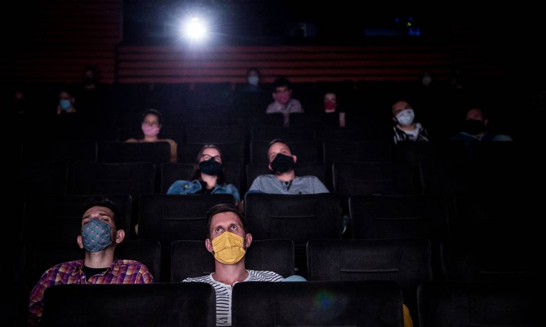 Sessão de cinema em Bratislava, na Eslováquia, no dia 22 de maio: EUA devem reabrir salas em julho Foto: Vladimir Simicek / AFP