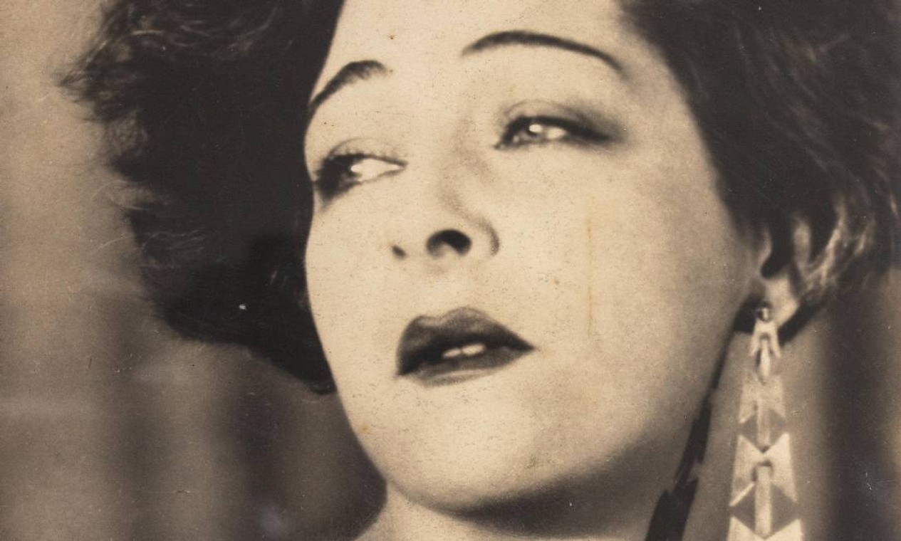 Alla Nazimova dedica seu autógrafo à revista Cinearte Foto: Divulgação/Cinédia