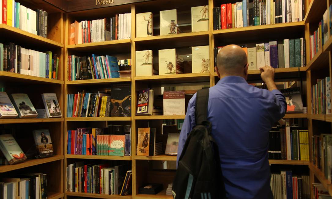 A estante de livros de uma livraria no Rio de Janeiro Foto: Lucas Tavares / Agência O Globo