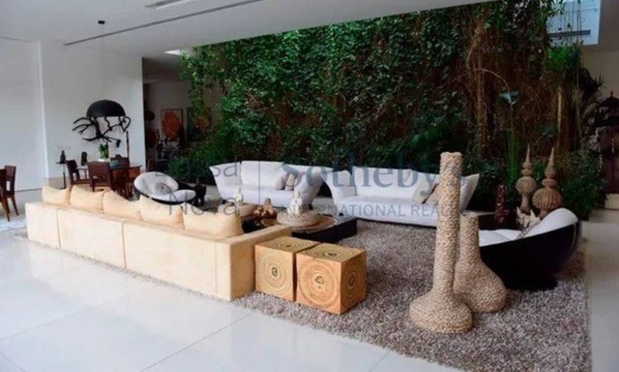 A sala da mansão de Xuxa: viveiro com aves raras Foto: Divulgação