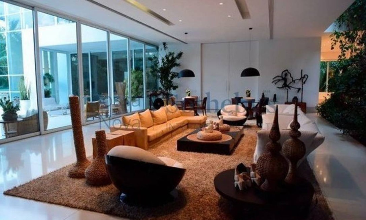 A sala de estar da casa onde morou Xuxa: imóvel foi vendido por R$ 45 milhões Foto: Divulgação