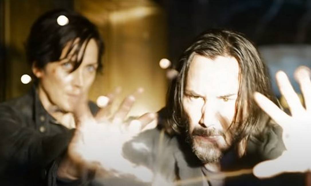 Os personagens Neo (interpretado pelo ator Keanu Reeves) e Trinity (Carrie Anne Moss) em cena de 'Matrix 4' Foto: Divulgação