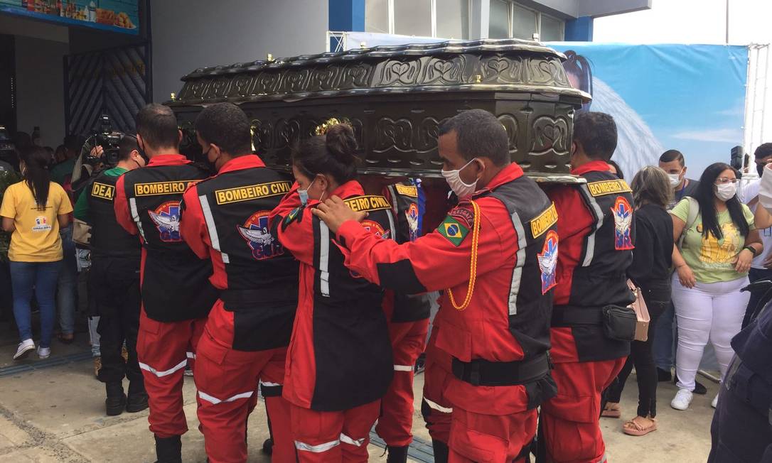 Bombeiros transportam caixão com corpo de Paulinha Abelha para o velório na cidade natal da cantora Foto: Agência O Globo