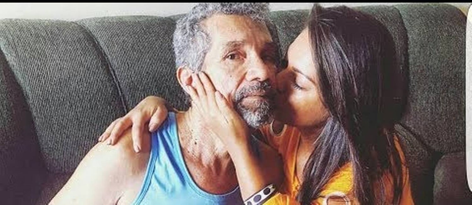 Paulinha Abelha com o pai, conhecido como Seu Abelha: os dois eram muito apegados, e ela se responsabilizava pelos cuidados médicos dele Foto: Reprodução / Facebook