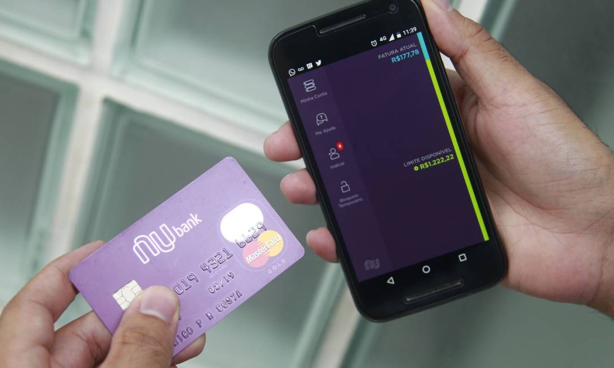 O banco digital Nubank cresceu rapidamente tendo um cartão de crédito solicitado por aplicativo no celular como cartão de visitas. Já vale mais de US$ 30 bi e chamou a atenção recentemente ao receber aporte de US$ 500 milhões do bilionário americano Warren Buffett, e outros US$ 250 milhões da americana Sands Capital com Verde Asset e Absoluto Partners. Foto: Urbano Erbiste / Agência O Globo