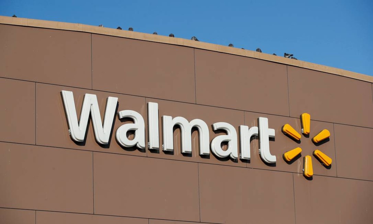 A rede de hipermercados Walmart, maior empregadora dos EUA, deu até 4 de outubro para que funcionários de sua sede e de escritórios regionais se vacinem Foto: Kamil Krzaczynski/Reuters/20-06-2019