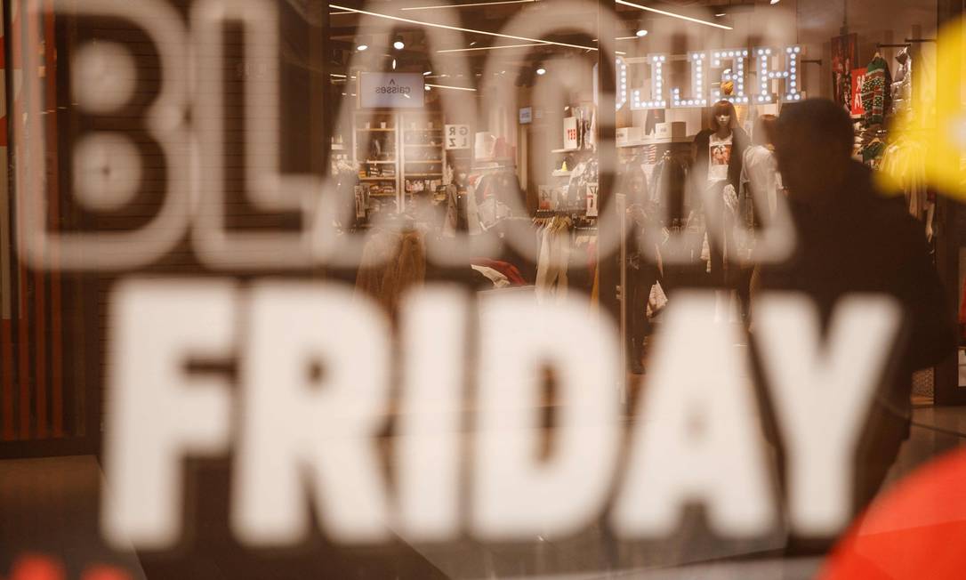 Em 2021, clientes apostam em compras por celular e preferem micro e pequnas empresas na hora do Black Friday Foto: Sameer al-Doumy / AFP