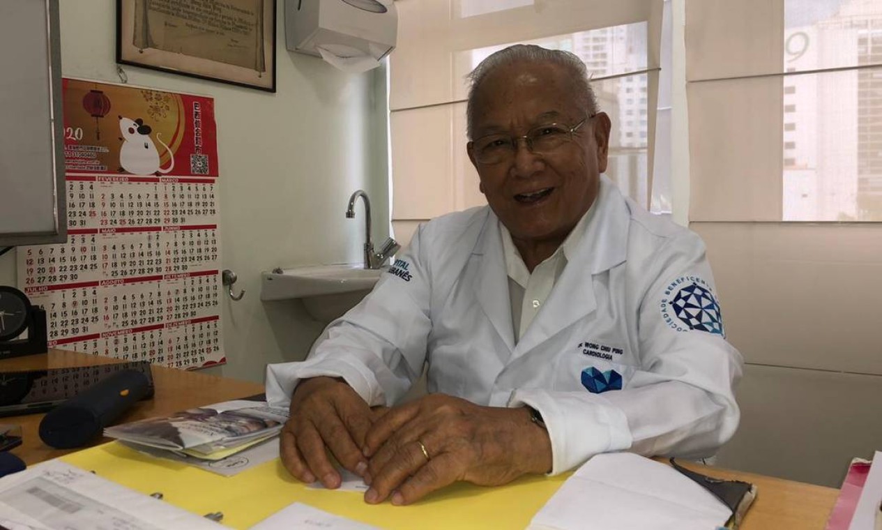 "A comunidade está muito mais aberta e participativa. Isso é bom para nós e para os brasileiros", diz Wong Chiu Ping, cardiologista de 83 anos. No Brasil desde 1951 — quando, aos 15, chegou com a família após 83 dias num navio, fugindo da revolução comunista —, virou um dos mais proeminentes membros da comunidade, após dirigir a cardiologia do Hospital da USP e atuar, até hoje, no hospital Sírio-Libanês. Foto: Divulgação / Acervo pessoal