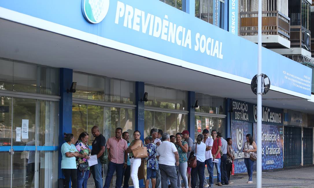 Fila em agência do INSS em Brasília Foto: Jorge William / Agência O Globo