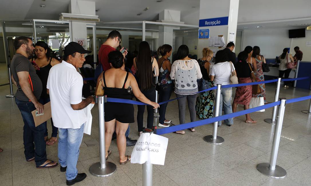 Fila para atendimento em agência do INSS em Brasília Foto: Jorge William / Agência O Globo