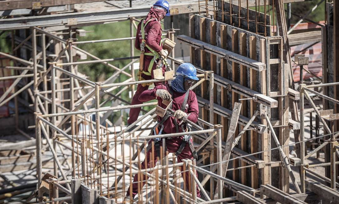 Estudo prevê tombo de 11% na construção civil neste ano Foto: André Coelho / Agência O Globo