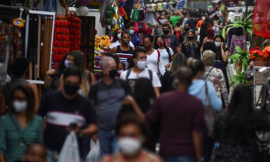 Pedestres em rua de comércio popular no Rio de Janeiro após flexibilização do isolamento social e abertura das lojas Foto: Lucas Landau/Reuters/29-6-2020