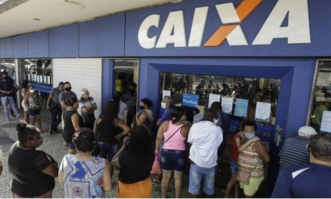 Fila na Caixa para recebeu auxílio emergencial. Última parcela foi paga em dezembro Foto: Gabriel de Paiva / Agência O Globo