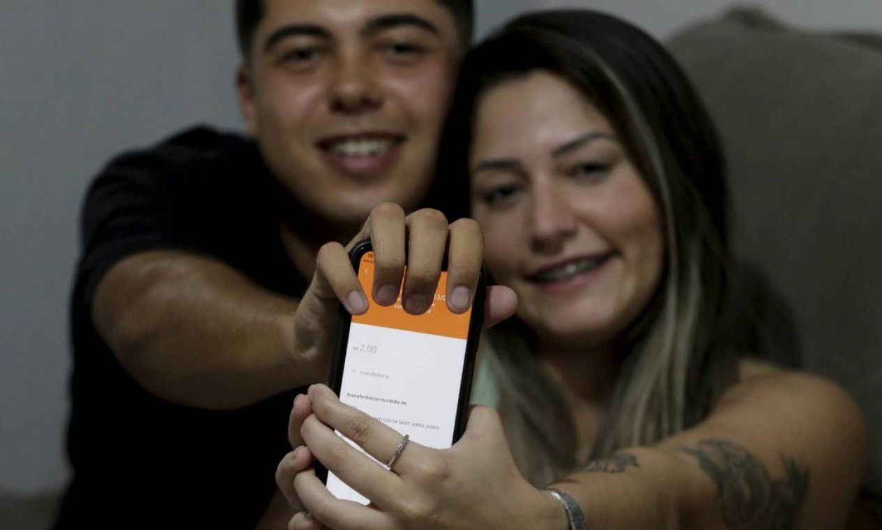 Lançado pelo BC no fim do ano passado, brasileiros fizeram do Pix uma inesperada rede social, com mimos, paquera e até 'nudes' Foto: Domingos Peixoto / Agência O Globo