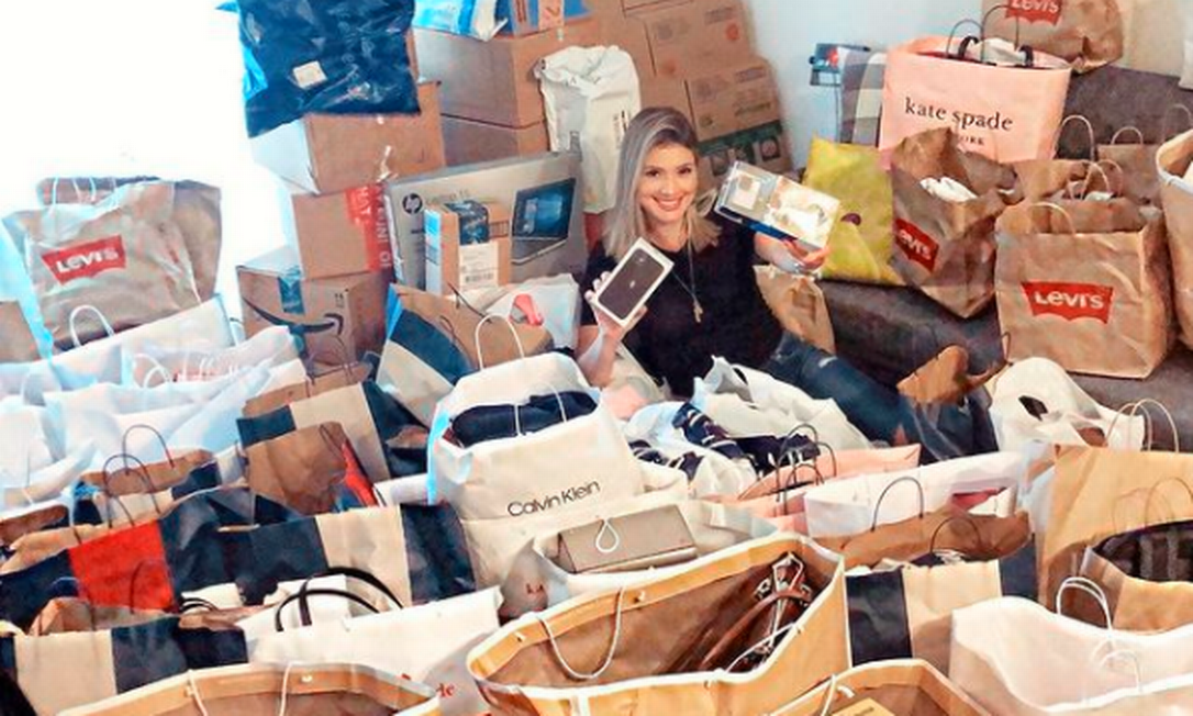 Mariana Fernandes, de 30 anos, trabalha há dois anos como personal shopper na Flórida, e não sentiu o impacto nos negócios com a flutuação do dólar Foto: Arquivo pessoal