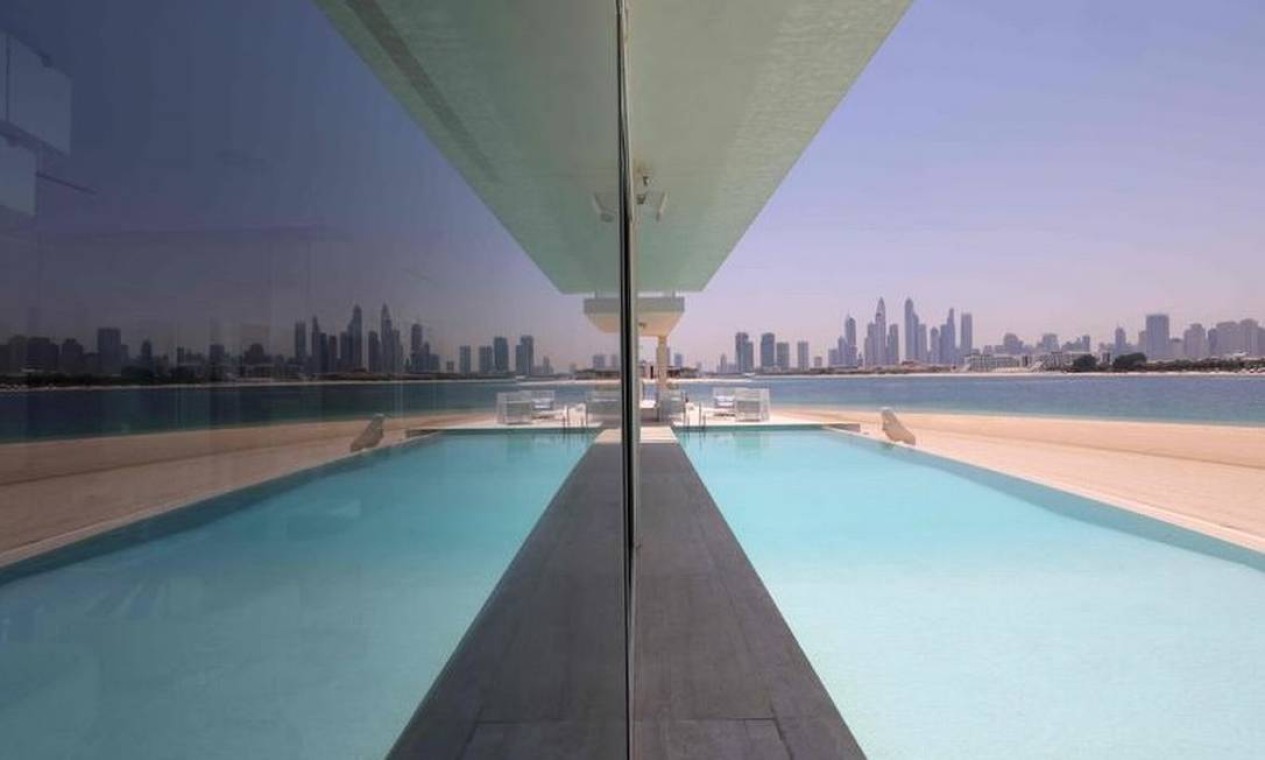 Outro ângulo da piscina, onde se avista as torres de apartamentos de Dubai, que perderam a vez para as mansões e villas luxuosas Foto: Giuseppe Cacase/AFP