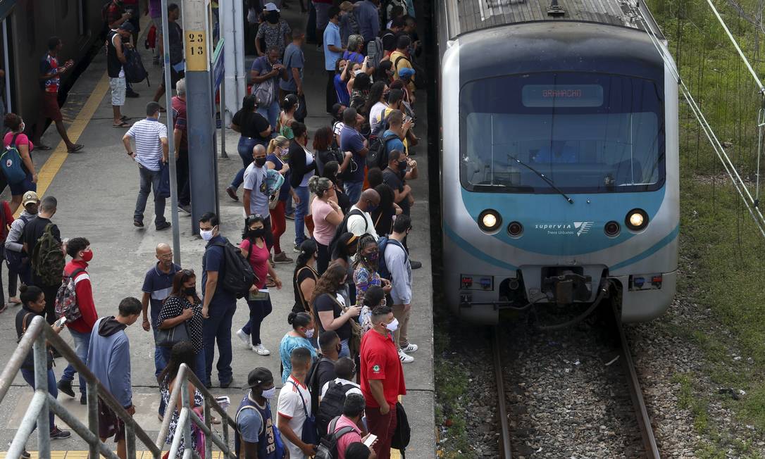 Estação da Supervia em Gramacho, na Baixada Fluminense: redução de trens agrava aglomeração Foto: Fabiano Rocha / Agência O Globo