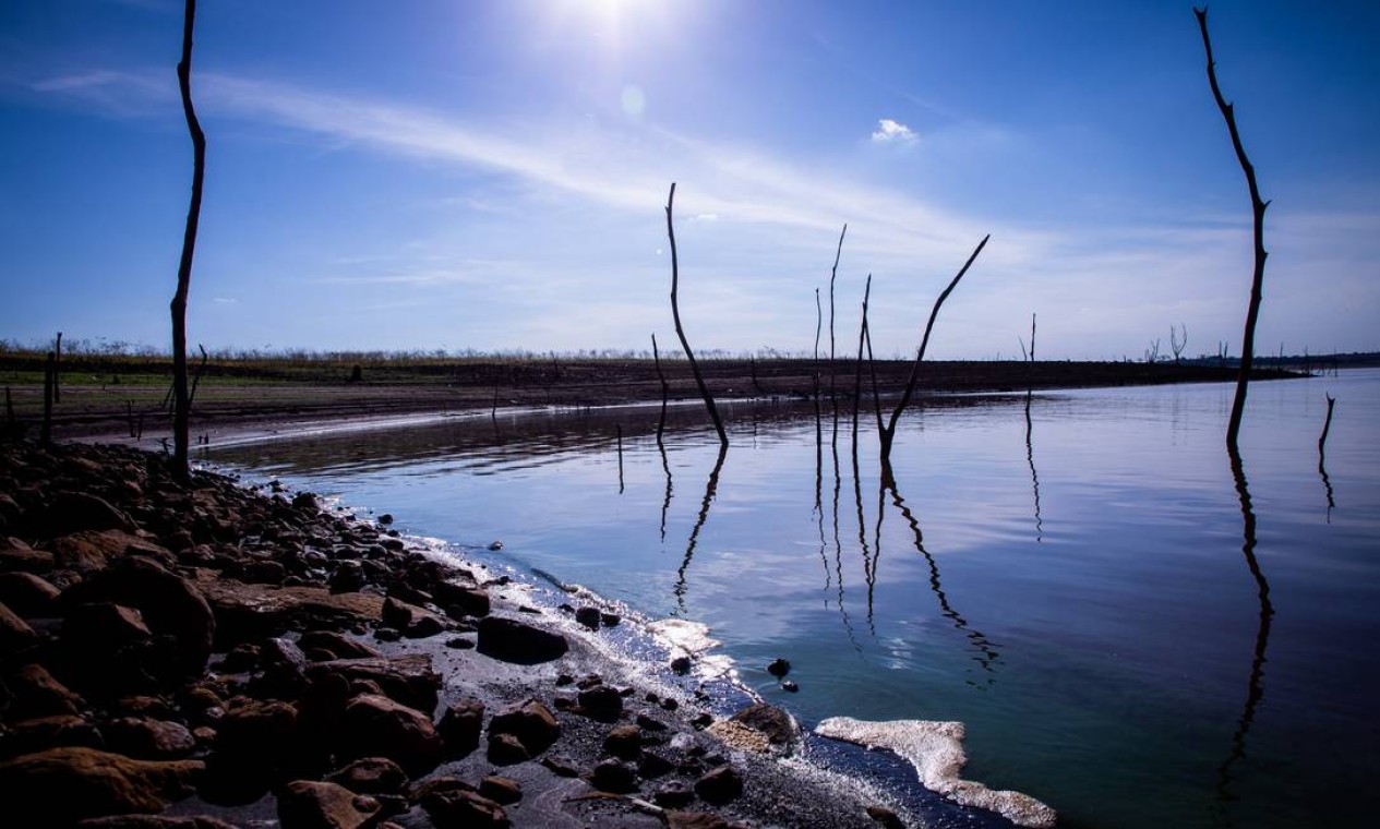 Lago da represa da hidrelétrica de Marimbondo, no interior de São Paulo, praticamente sem água: consumidor terá de pagar sobretaxa ainda maior na conta de luz pelo acionamento de termelétricas Foto: Ferdinando Ramos / Agência O Globo