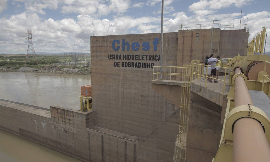 Barragem de Sobradinho, da Eletrobras: especialistas criticam construção de térmicas em locais sem infraestrutura Foto: Daniel Marenco / Agência O Globo