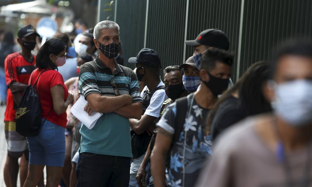 Fila para saque do auxílio emergencial, no Rio de Janeiro Foto: Fabiano Rocha / Agência O Globo