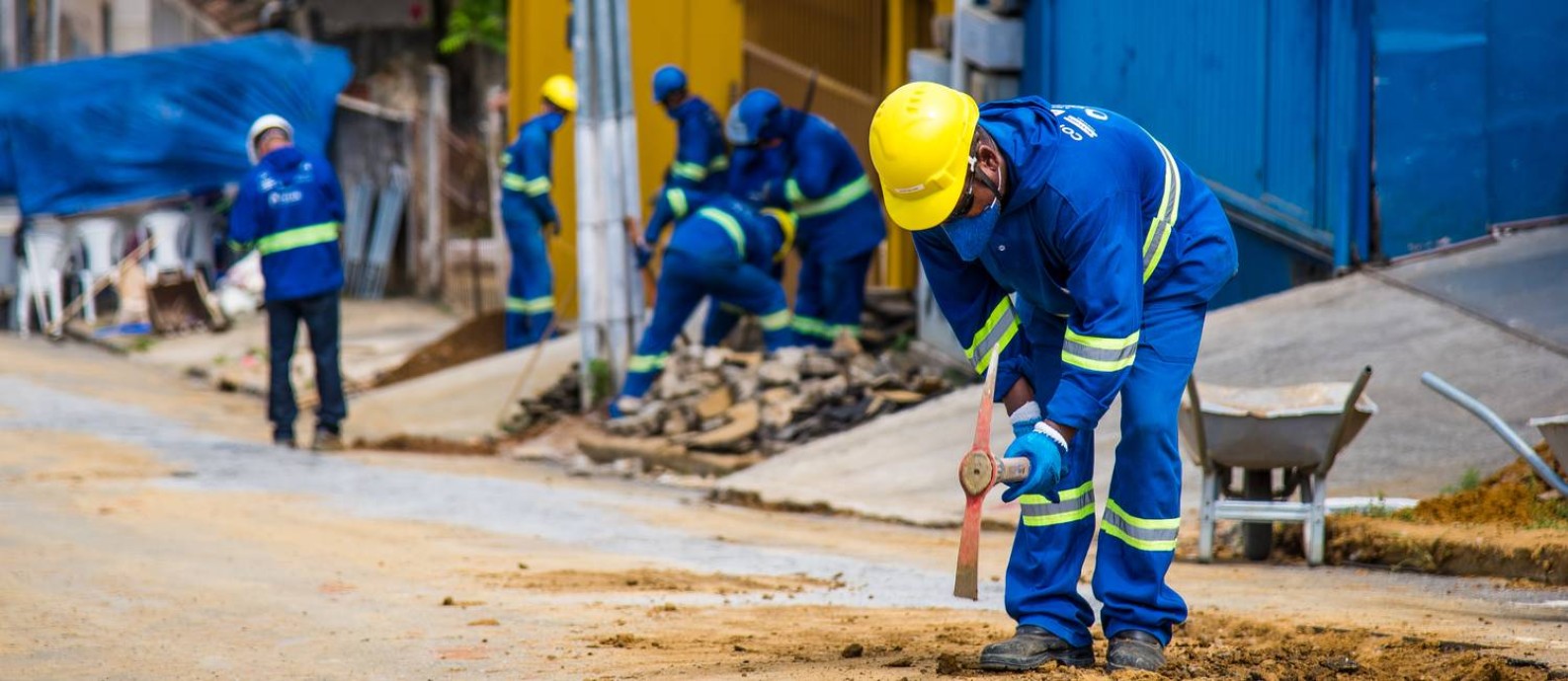 Nova frente de trabalho. Operários da Engeform trabalham na rede de saneamento de Cariacica, no ES: empresa aumento contratações em mais de 30% Foto: Bruno Lopes / Agência O Globo