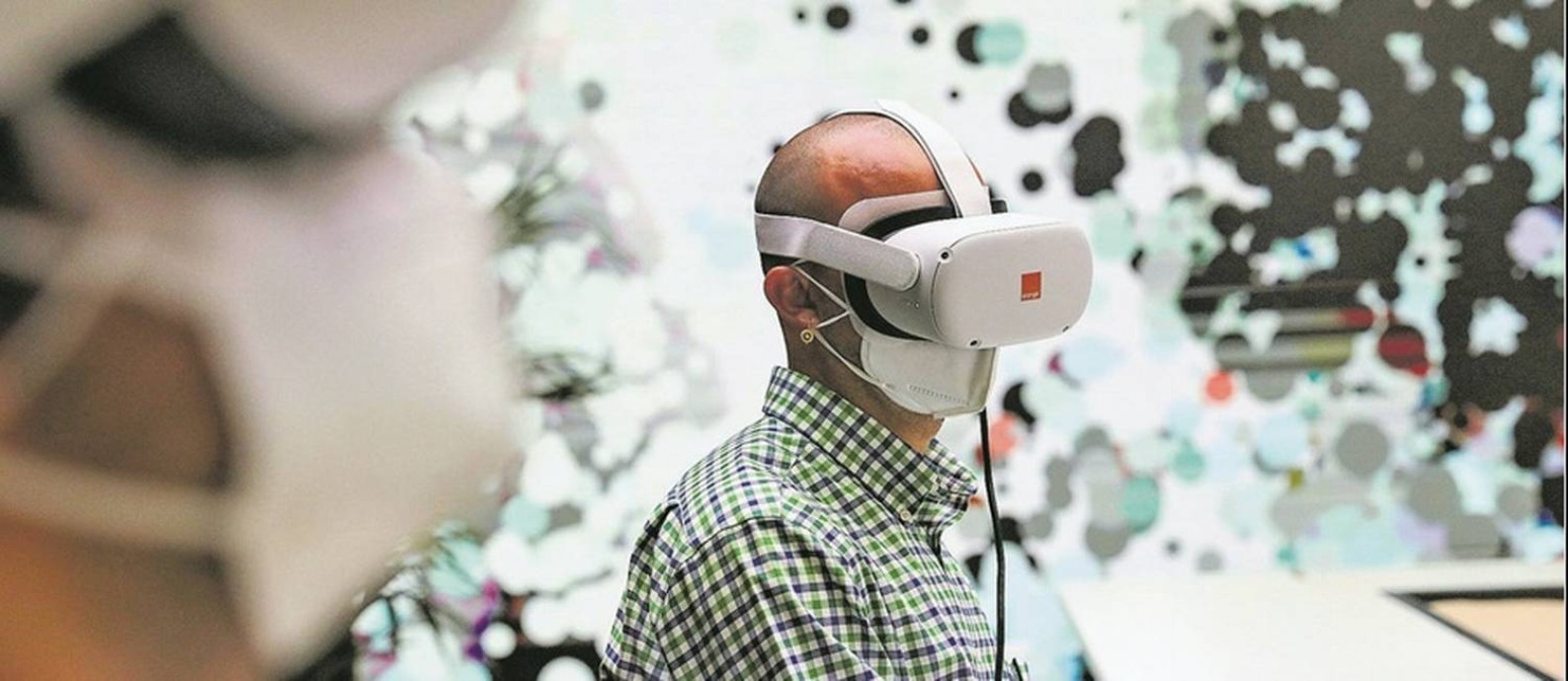 Visitante da última edição do Mobile World Congress, em Barcelona, experimenta óculos de realidade virtual: investimentos em torno do metaverso somarão US$ 800 bi até 2024 Foto: Angel Garcia/Bloomberg