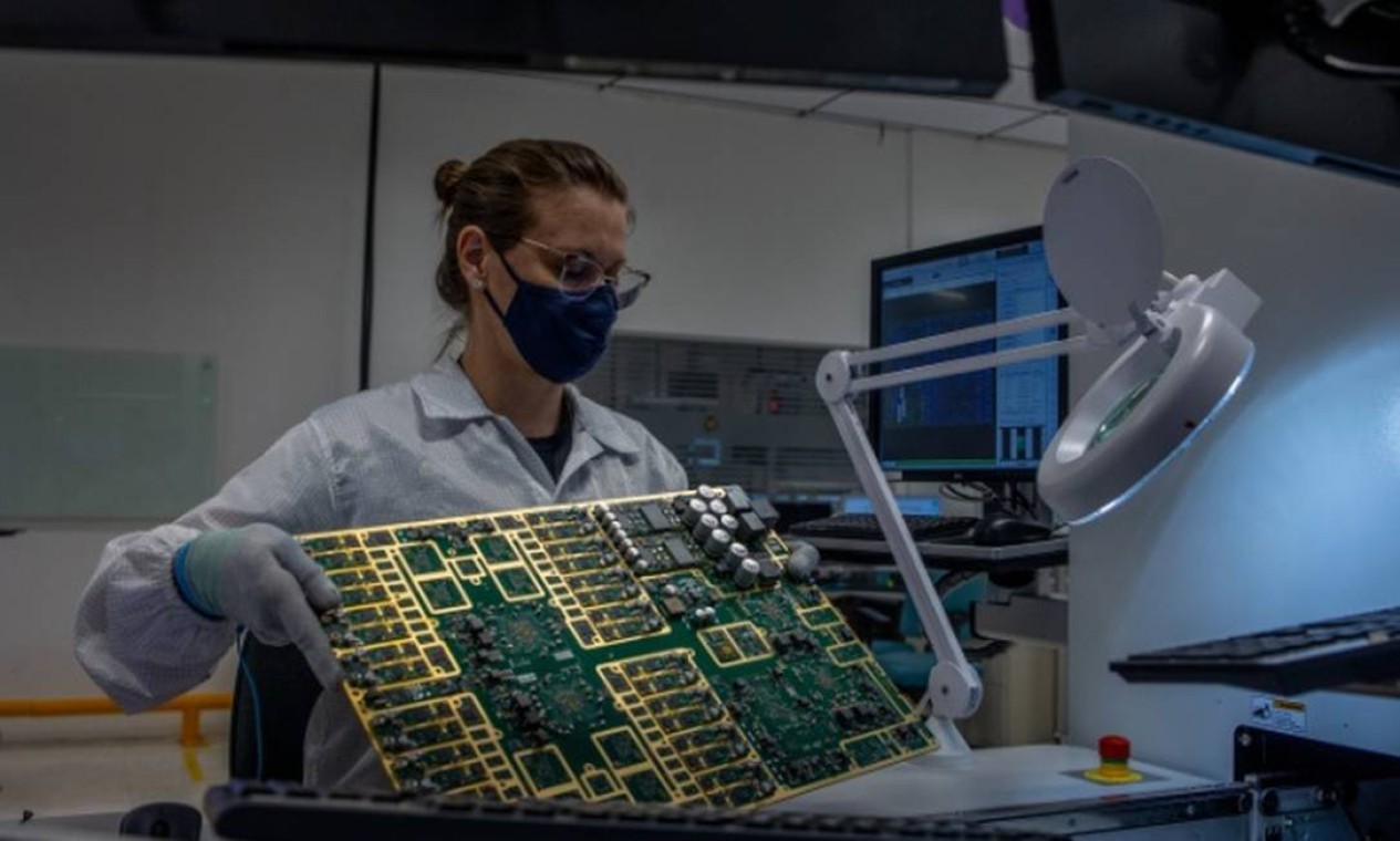 A instalação das redes para a nova geração de telefonia gera negócios e empregos. Na foto, linha de produção de placas de radio 5G na fábrica da Ericsson em São José dos Campos (SP) Foto: Roosevelt Cássio