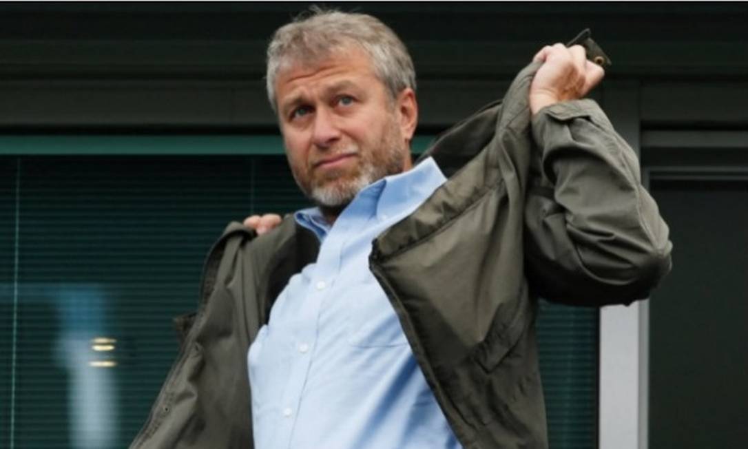 Em foto de arquivo, Roman Abramovich durante um jogo do Chelsea em 2015. O ligarca russo tem uma fortuna estimada em US$ 13 bilhões Foto: John Sibley Livepic/Reuters