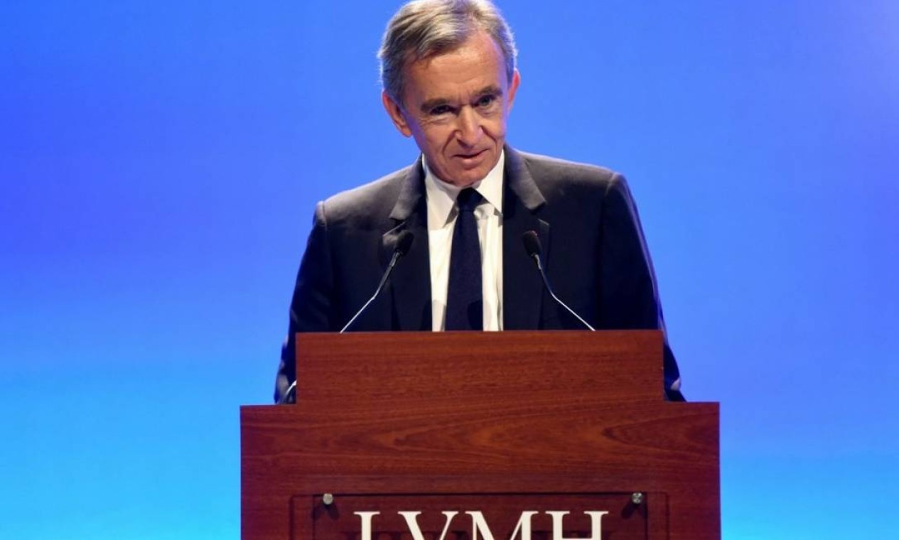 O empresário francês Bernard Arnault, presidente e diretor executivo da LVMH, maior empresa de artigos de luxo do mundo, e família ocupam o terceiro posto da lista, com uma fortuna de US$150 bilhões Foto: AFP