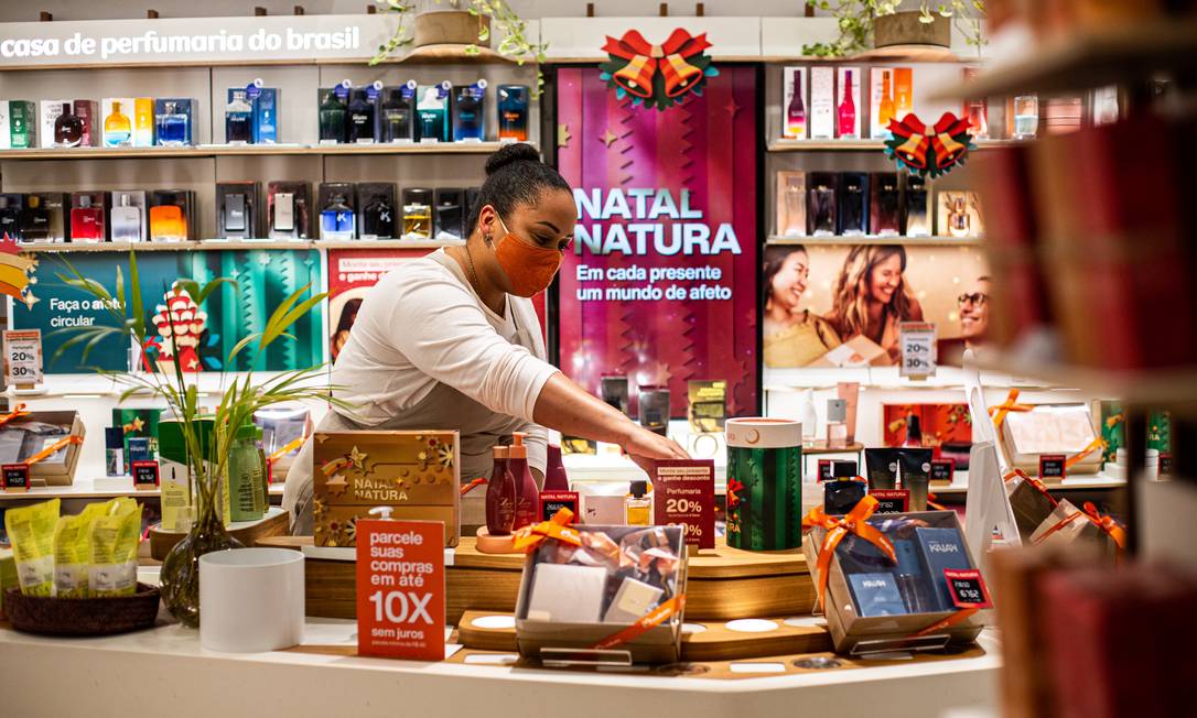 Na Natura, a empresa oferece conta digital com marca própria a consultoras e ajuda para gerir as finanças Foto: Hermes de Paula / Agência O Globo