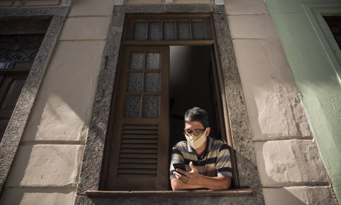 O carioca Walter Barcellos queixa-se da intensificação das chamadas de telemarketing durante a pandemia Foto: Maria Isabel Oliveira / Agência O Globo