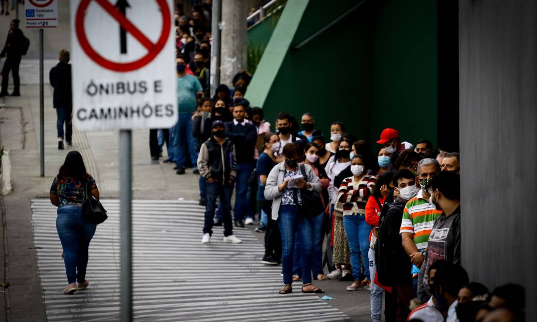 Mutirão de emprego em Carapicuiba, cidade da Grande São Paulo, leva centenas de pessoas a aguardarem, desde a madrugada, por uma oportunidade de trabalho dentre as 500 vagas oferecidas Foto: Aloisio Mauricio / Agência O Globo